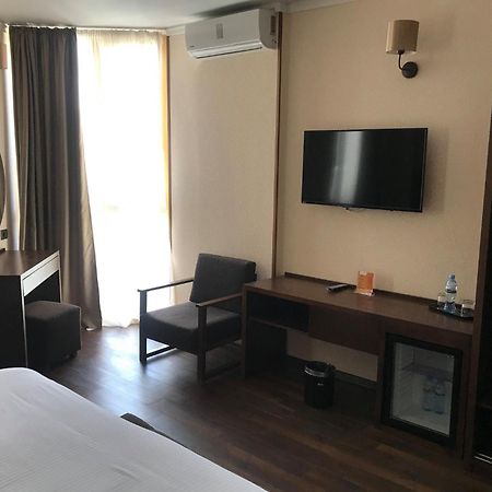 Hotel Corner Inn Batumi Exteriör bild