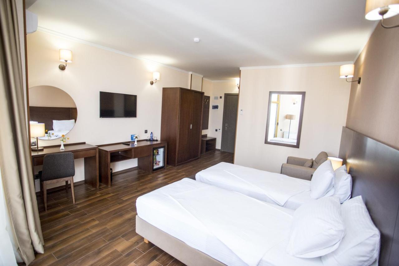 Hotel Corner Inn Batumi Exteriör bild