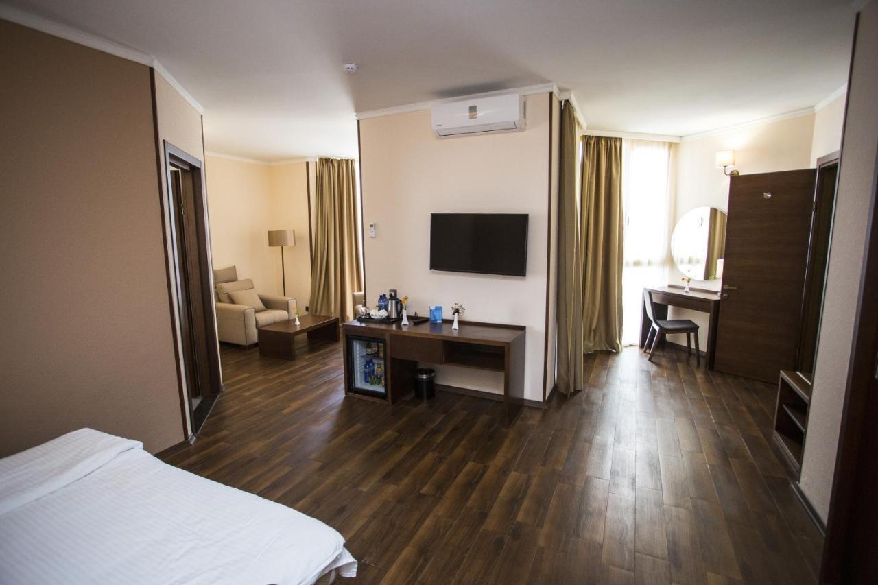 Hotel Corner Inn Batumi Exteriör bild
