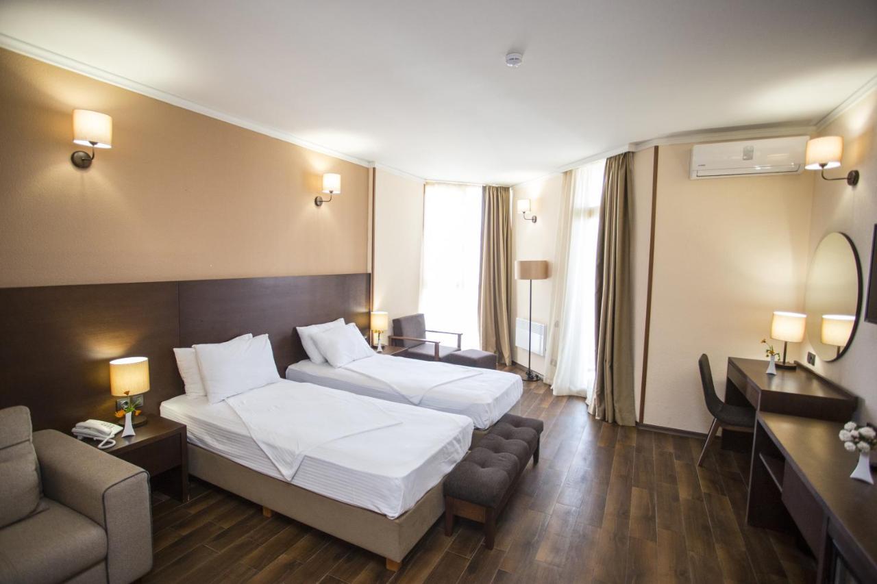 Hotel Corner Inn Batumi Exteriör bild