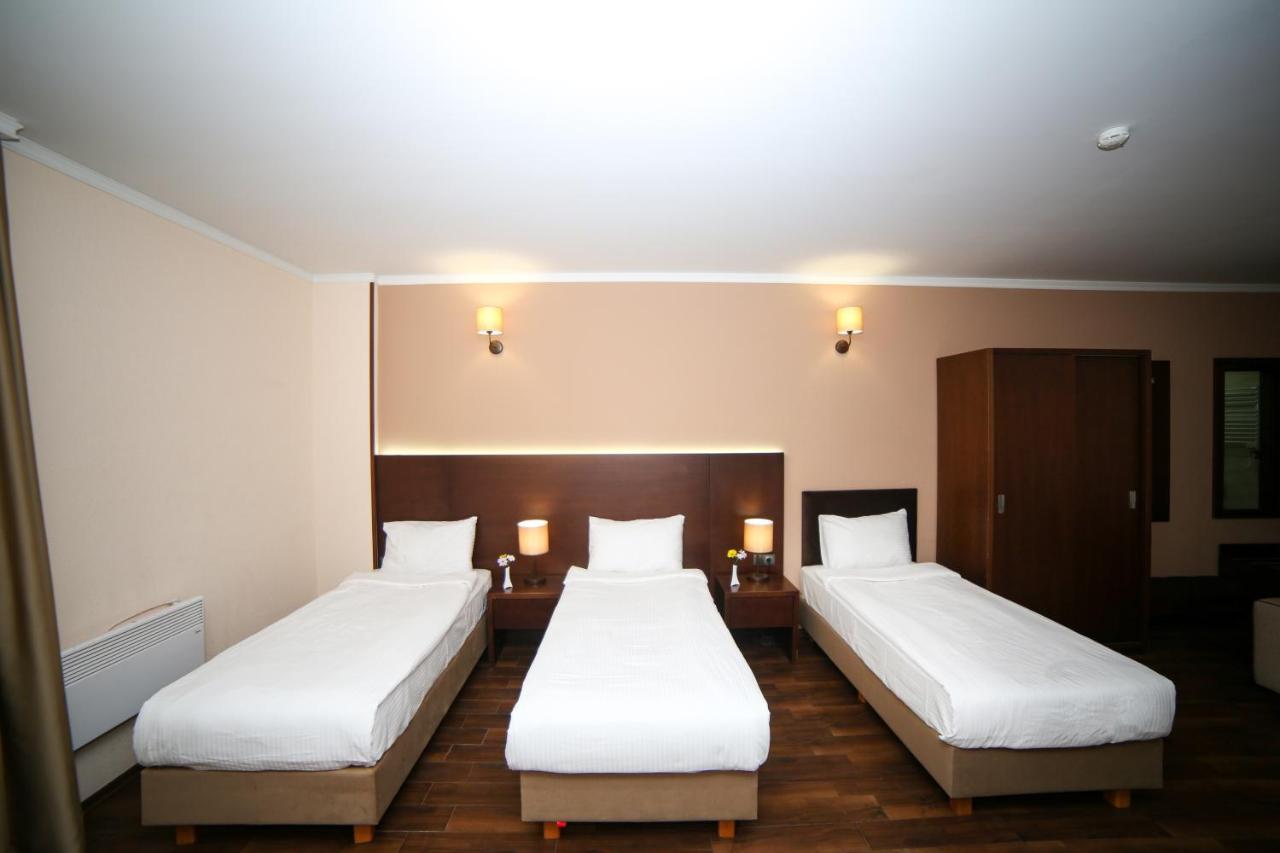 Hotel Corner Inn Batumi Exteriör bild