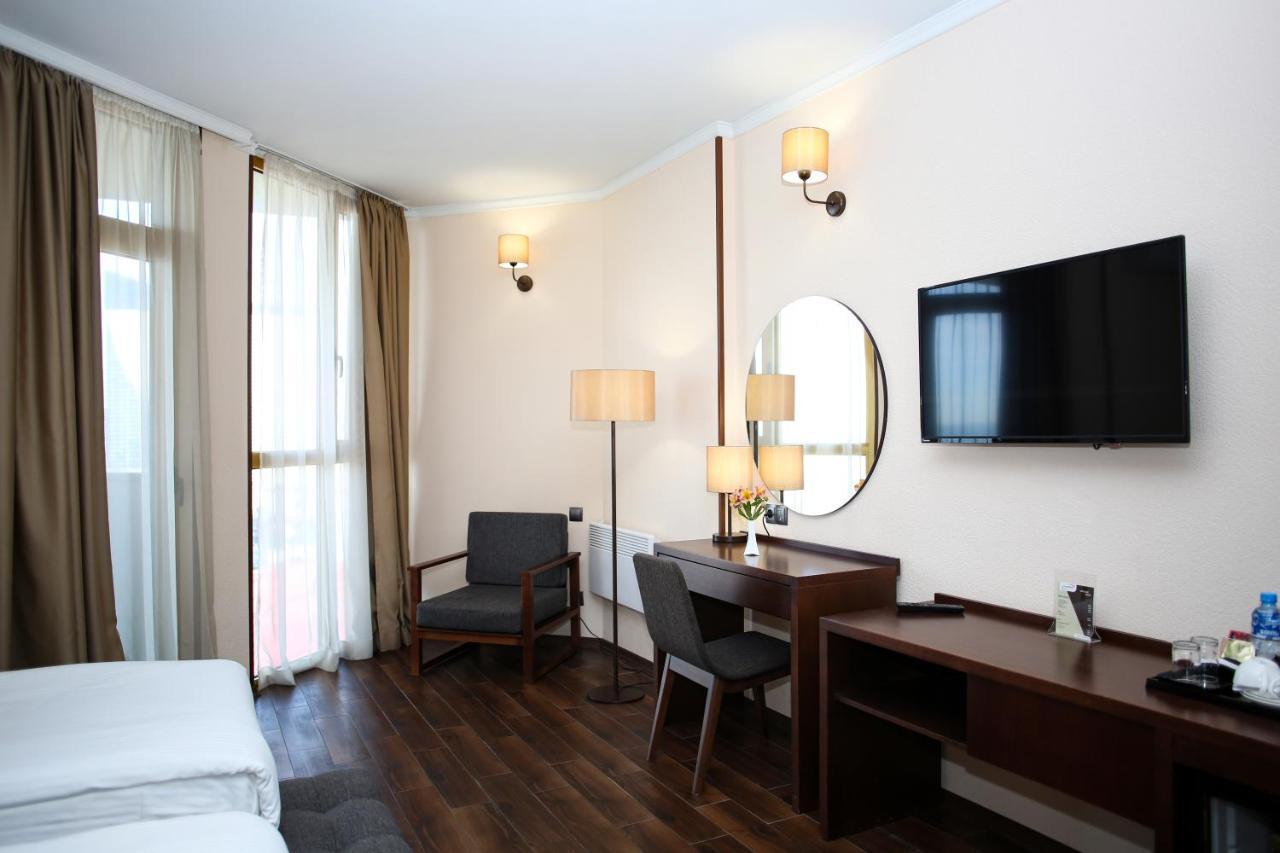 Hotel Corner Inn Batumi Exteriör bild
