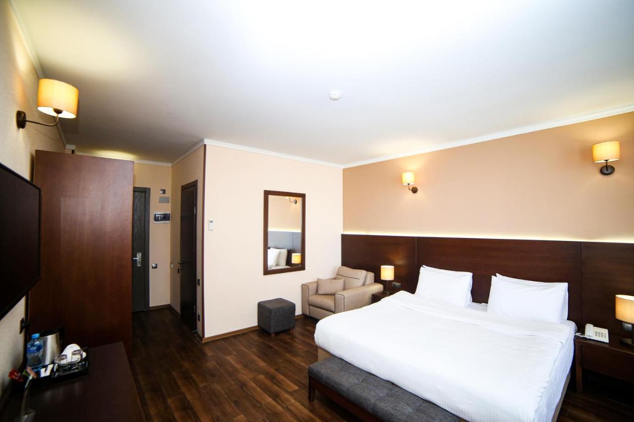 Hotel Corner Inn Batumi Exteriör bild