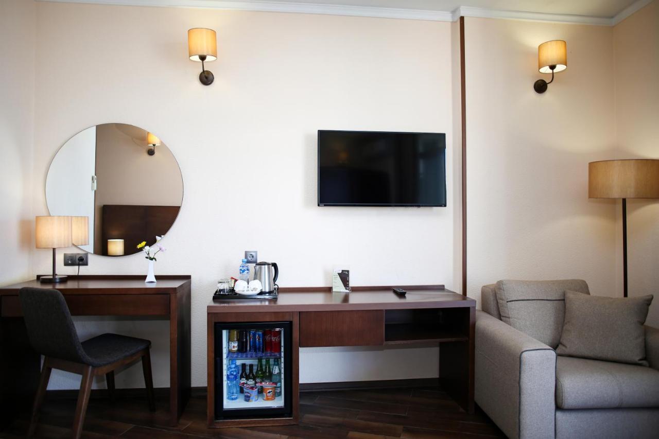 Hotel Corner Inn Batumi Exteriör bild