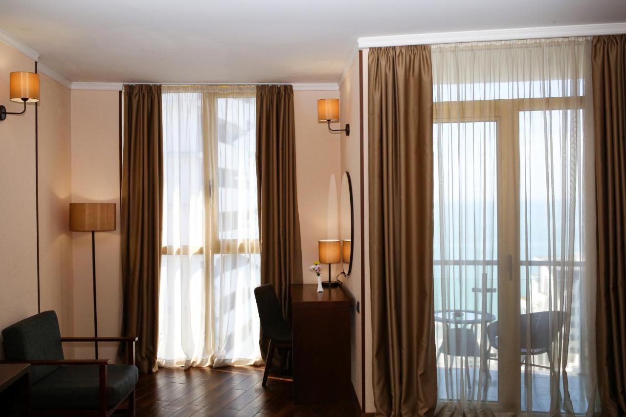 Hotel Corner Inn Batumi Exteriör bild