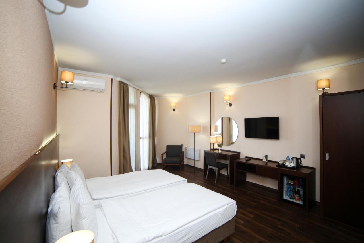 Hotel Corner Inn Batumi Exteriör bild