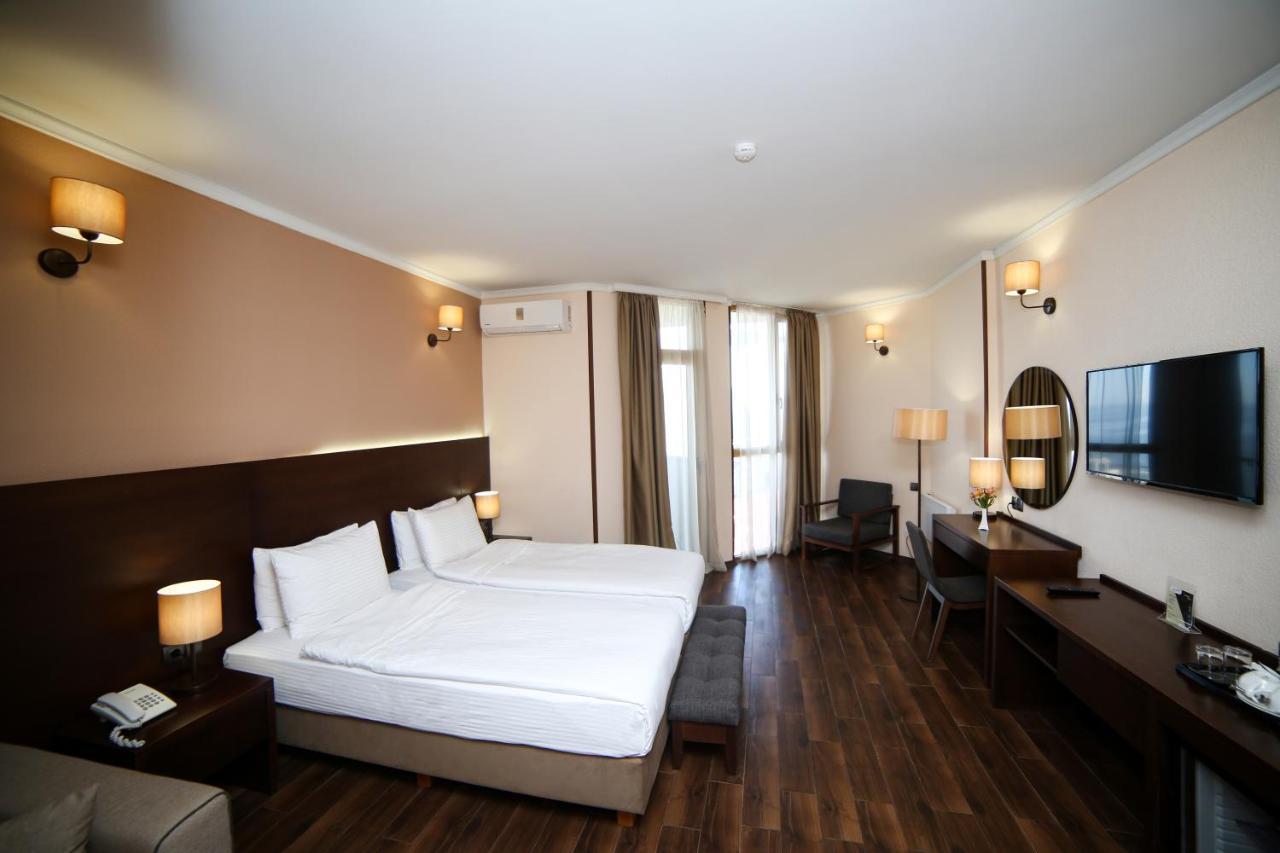 Hotel Corner Inn Batumi Exteriör bild