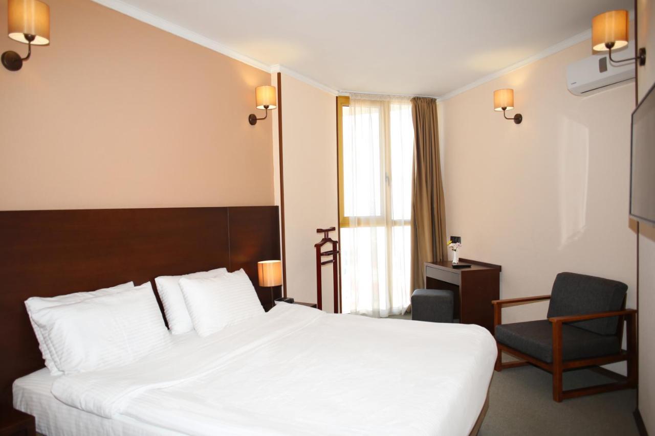 Hotel Corner Inn Batumi Exteriör bild