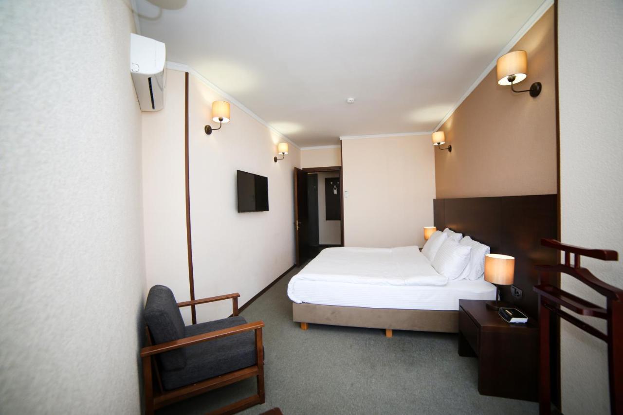 Hotel Corner Inn Batumi Exteriör bild