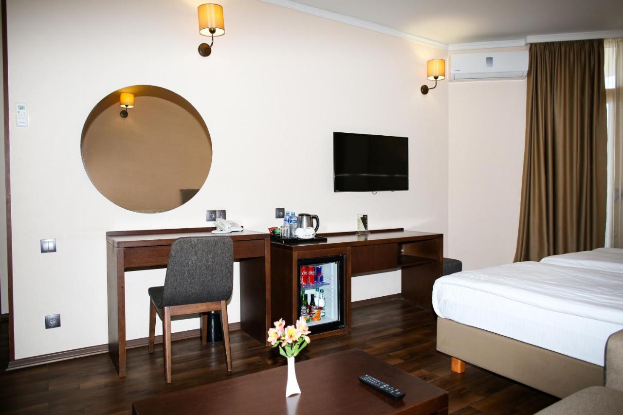 Hotel Corner Inn Batumi Exteriör bild