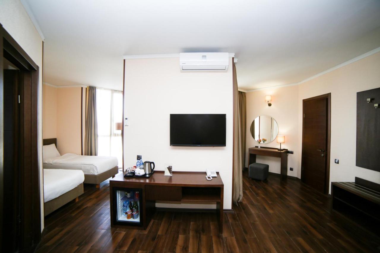 Hotel Corner Inn Batumi Exteriör bild
