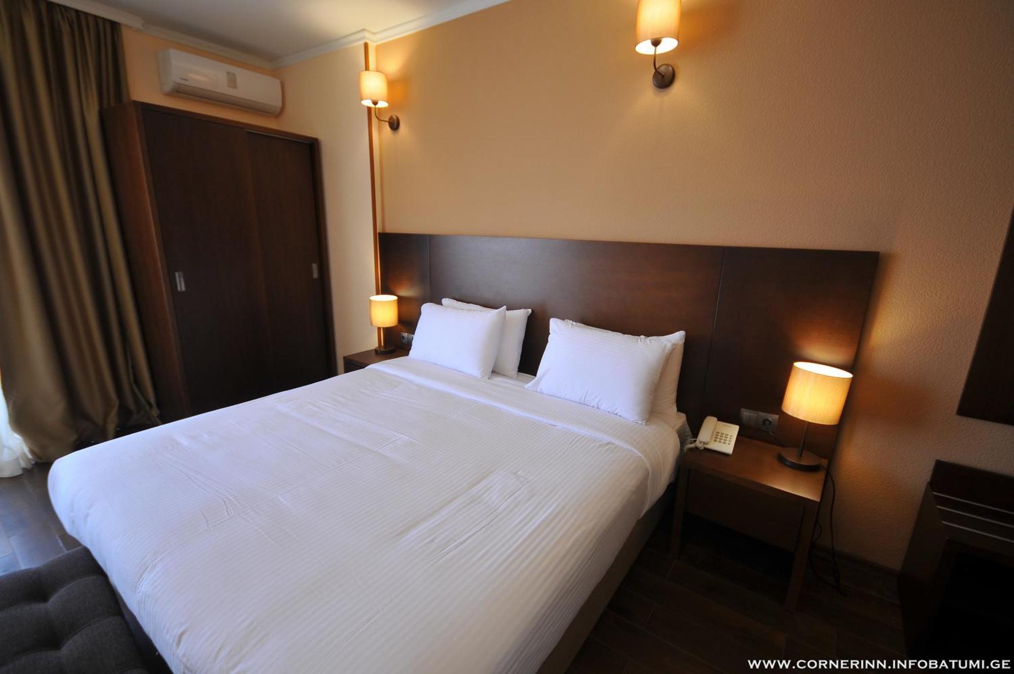 Hotel Corner Inn Batumi Exteriör bild