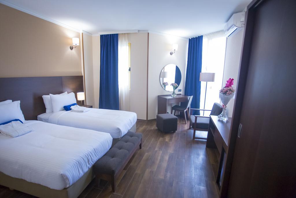 Hotel Corner Inn Batumi Exteriör bild