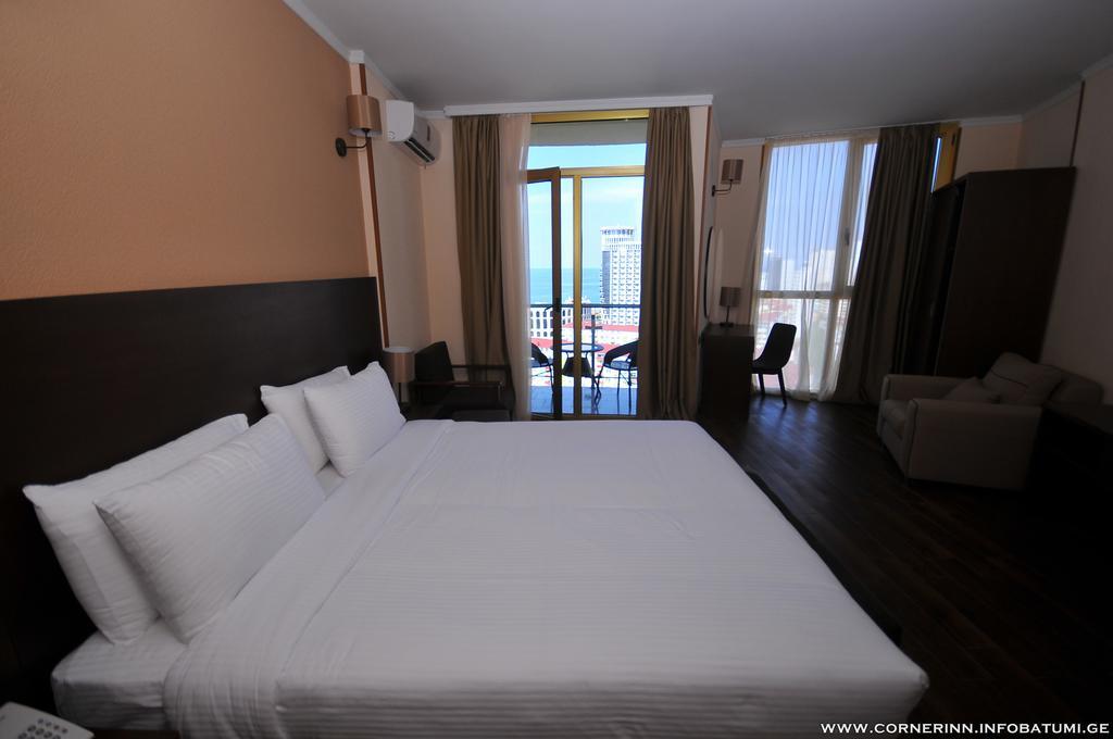Hotel Corner Inn Batumi Exteriör bild