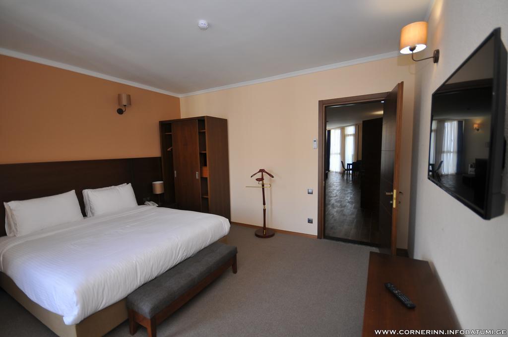 Hotel Corner Inn Batumi Exteriör bild