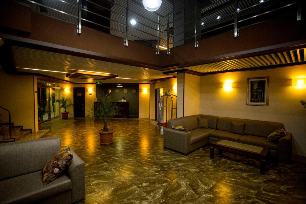 Hotel Corner Inn Batumi Exteriör bild